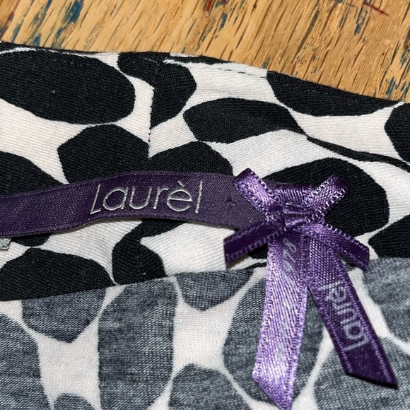 📍 LAURÈL Black and White Patterned V-Neck Top – Size CAN 12 - Picture 2 of 9